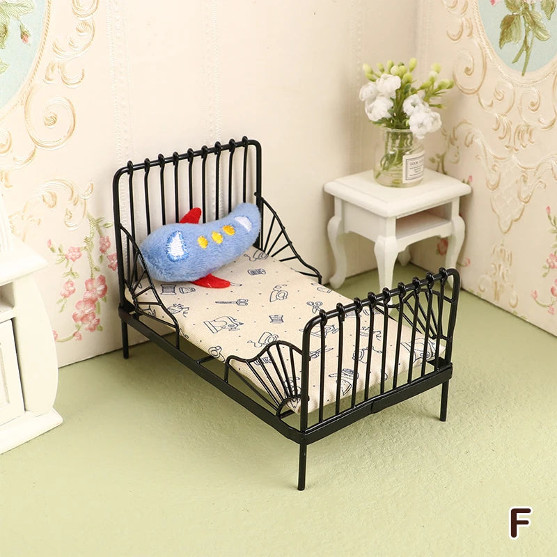 lit miniature classique bois marron clair matelas tête lit tissu uni blanc chambre poupée