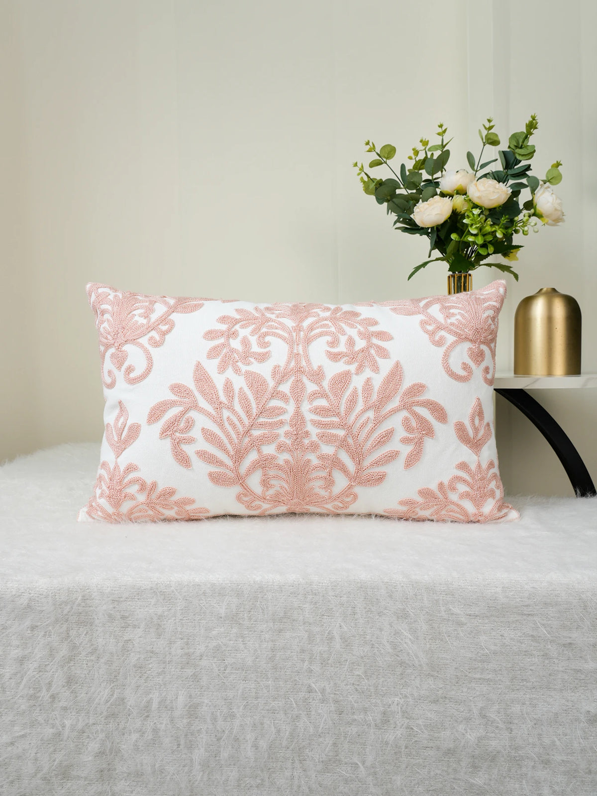 taie d'oreiller brodée motif floral blanc rose coussin décoratif classique fixations oreillettes