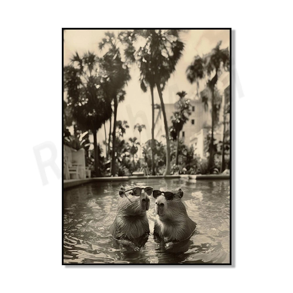 Deux ratons laveurs se détendant dans une piscine tropicale entourée de palmiers dans un cadre vintage en noir et blanc.