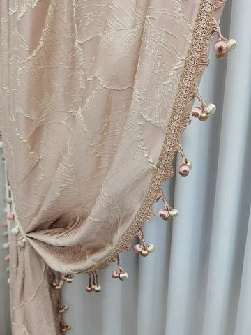 rideau rose pâle classique motif feuilles dorés salon chambre fenêtre maison moderne