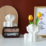 vase sculptural moderne or blanc noir mains humaines décoration intérieure luxe floral