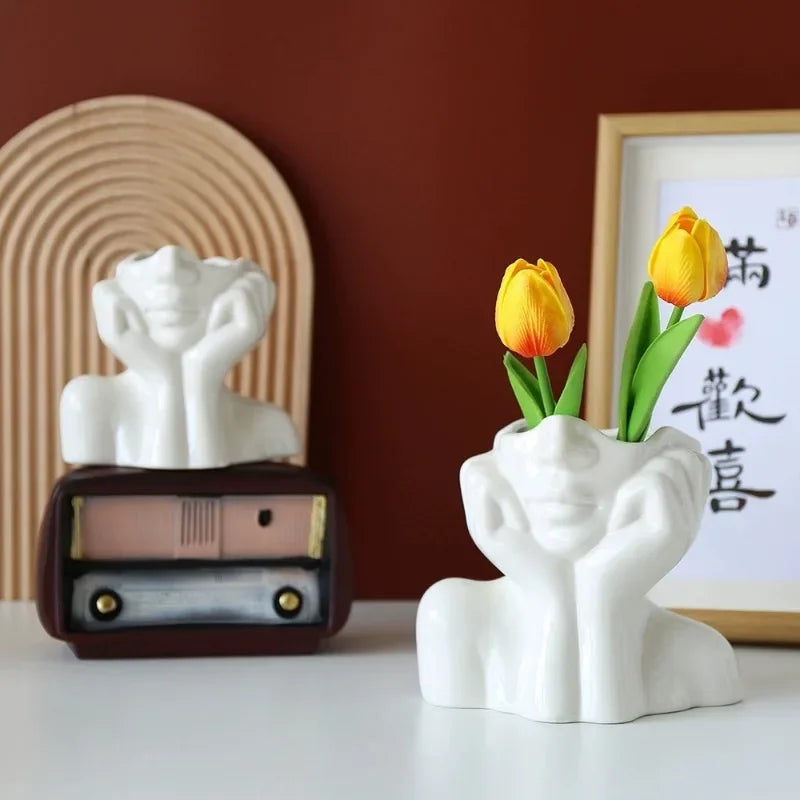 vase sculptural moderne or blanc noir mains humaines décoration intérieure luxe floral