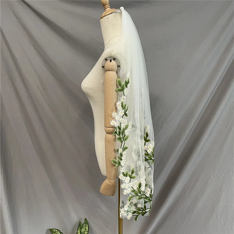 voile mariée tulle blanc brodé feuilles vertes fleurs blanches romantique floral cape femme