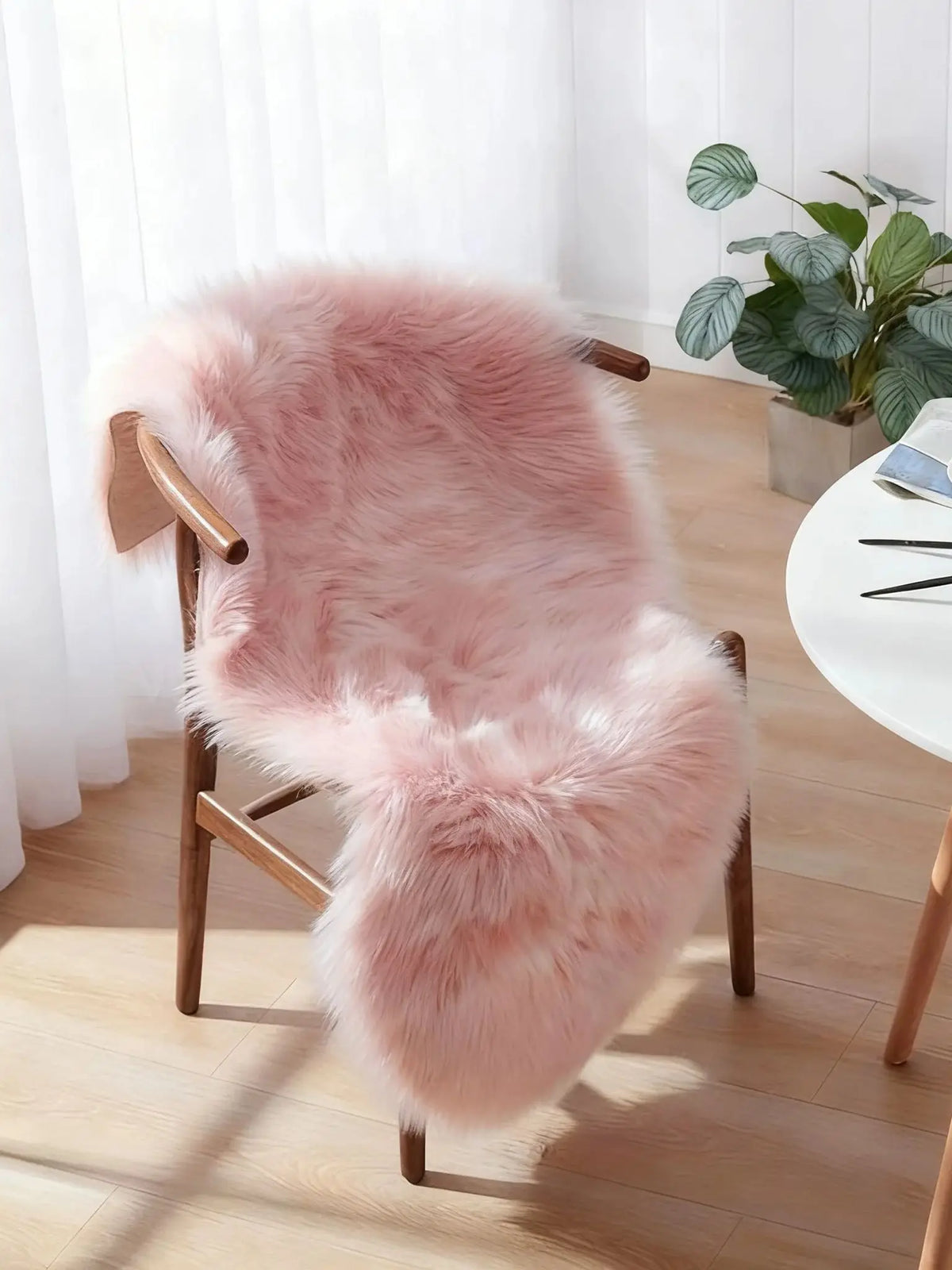 coussin fourrure beige blanc rose noir confortable moderne amovible lavable