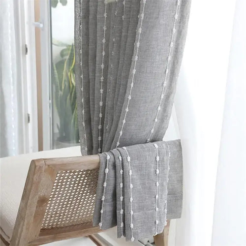 rideau voilage gris clair moderne points blancs clips dorés fenêtre salon
