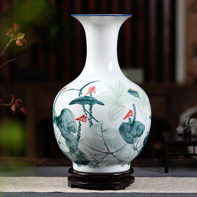 Vase en porcelaine blanche décoré de motifs floraux et de libellules, posé sur un socle en bois foncé, créant une belle décoration d'intérieur.