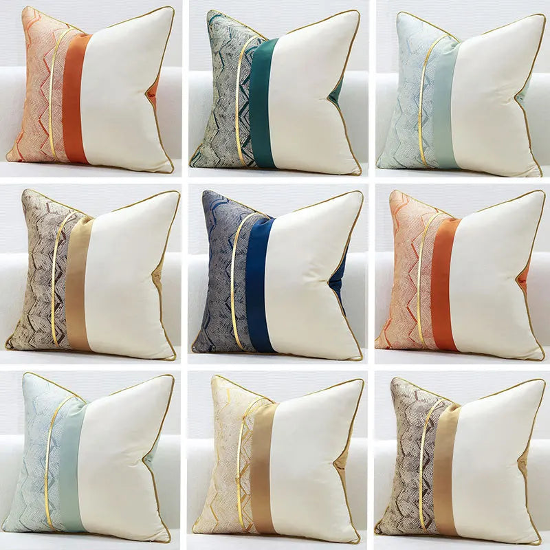 Cette image présente une variété de coussins décoratifs carrés avec des motifs géométriques et des accents de couleurs vives, donnant une touche de style et d'élégance à tout espace.