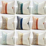 Cette image présente une variété de coussins décoratifs carrés avec des motifs géométriques et des accents de couleurs vives, donnant une touche de style et d'élégance à tout espace.