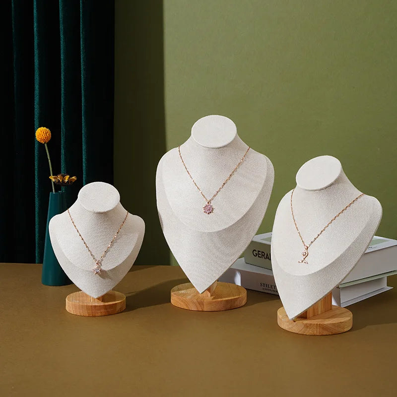 colliers modernes soie noir blanc vert cadre cuir bois affichage bijoux pendentifs cou