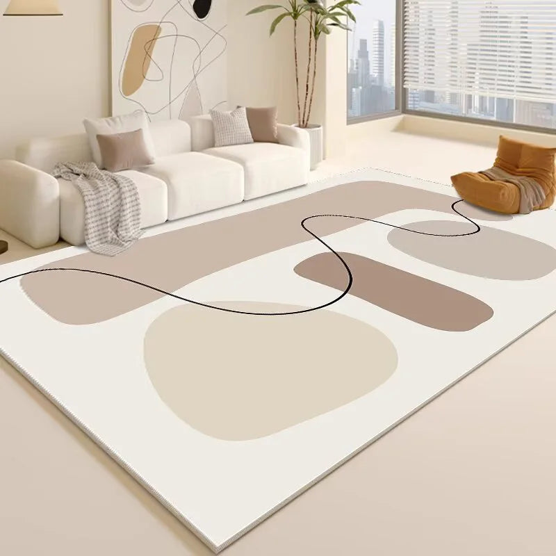 Un tapis géométrique et abstrait dans un salon moderne, avec un canapé et un fauteuil beiges, ainsi que des plantes et une vue sur la ville à travers la fenêtre.