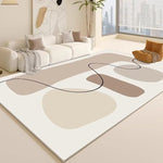 Un tapis géométrique et abstrait dans un salon moderne, avec un canapé et un fauteuil beiges, ainsi que des plantes et une vue sur la ville à travers la fenêtre.