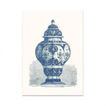 Un vase décoratif bleu et blanc au motif floral, une pièce élégante et ornementale.