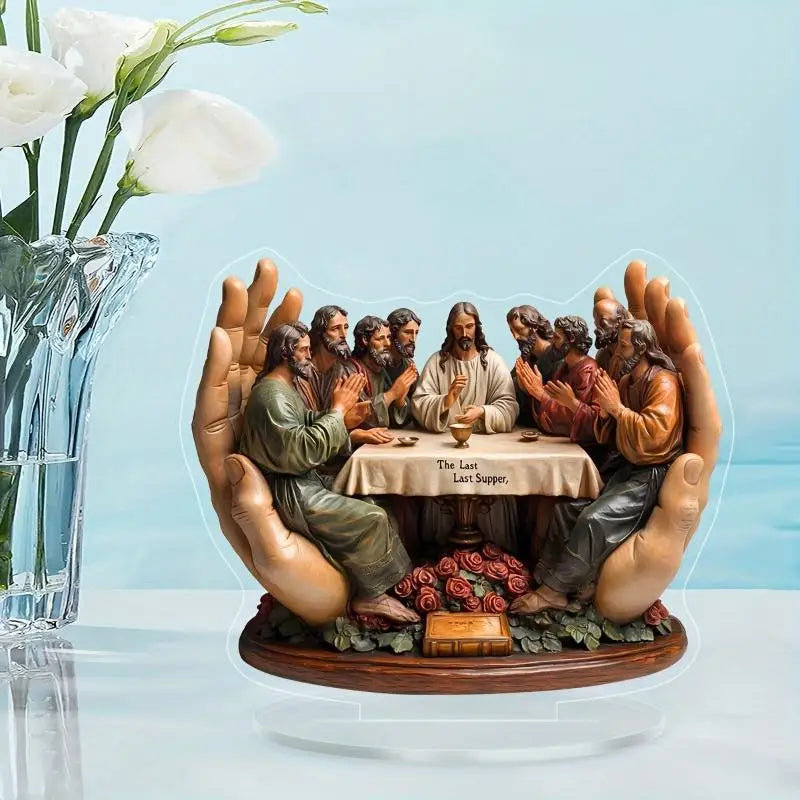 statue religieuse marron relief sculpté scène biblique support bois table roses livre