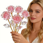 roses artificielles translucides rose élégantes romantiques fleurs décoratives intérieures scintillantes complexes facets lumière vitrine