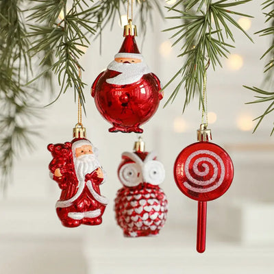 Décoration suspendue de Noël hibou Père Noël rouge et blanc accrochée à une branche de sapin