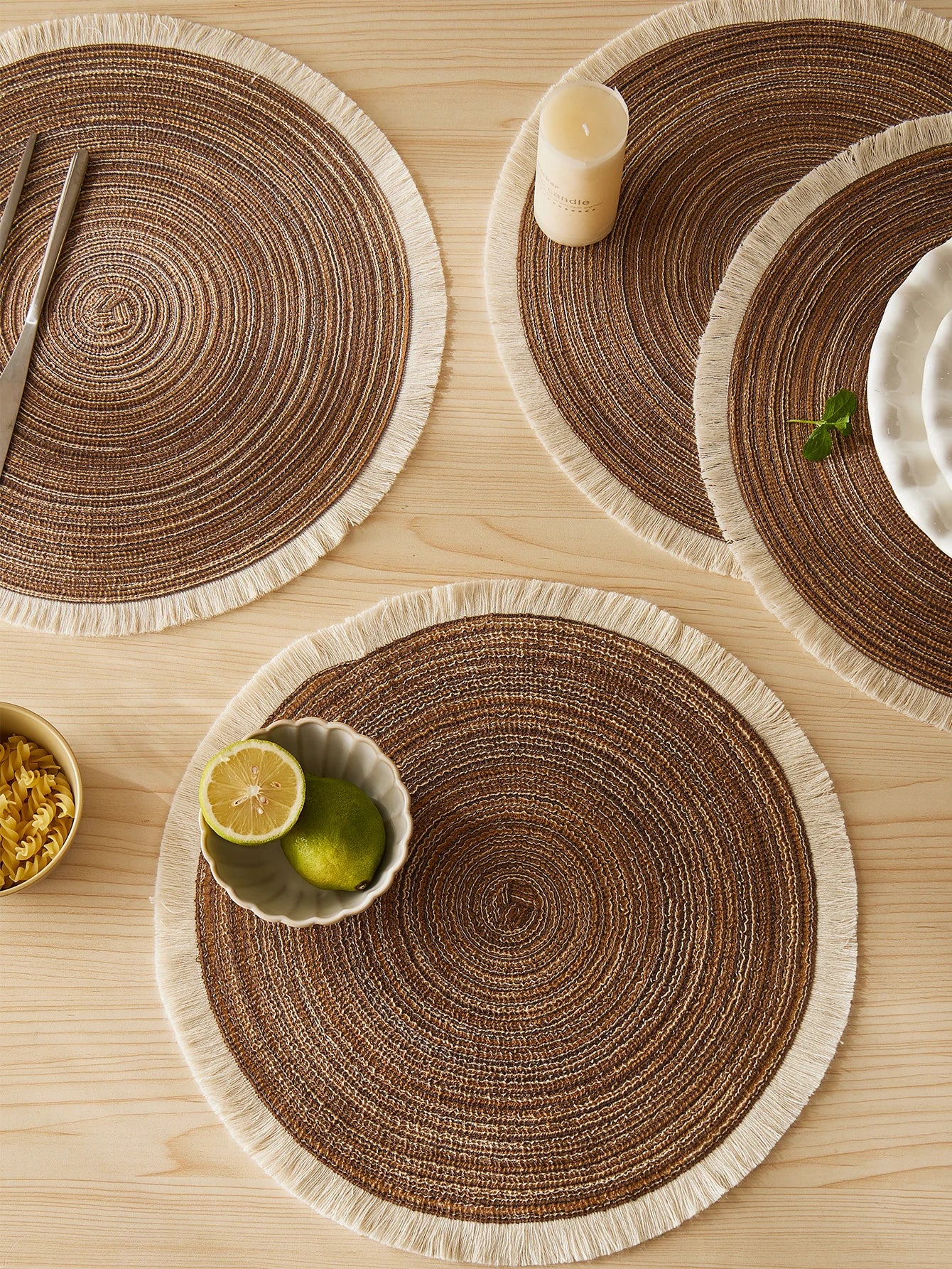 Set de table noir élégant avec design rond