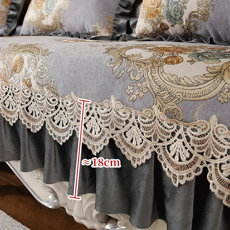 Détail d'un beau rideau décoratif gris orné d'un motif floral brodé et d'une dentelle ornementale, mesurant environ 18 centimètres de hauteur.