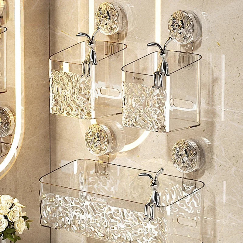 Détail du panier rotatif avec produits de salle de bain organisés