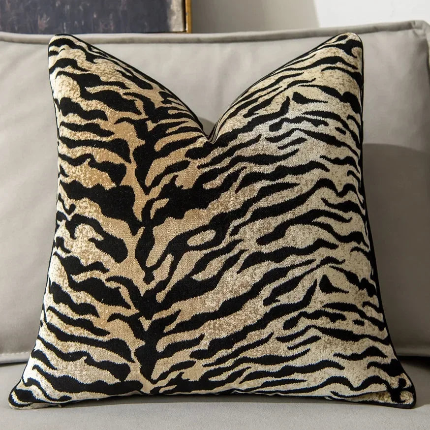 housse coussin décorative motif zèbre noir blanc velours moderne canapé salon