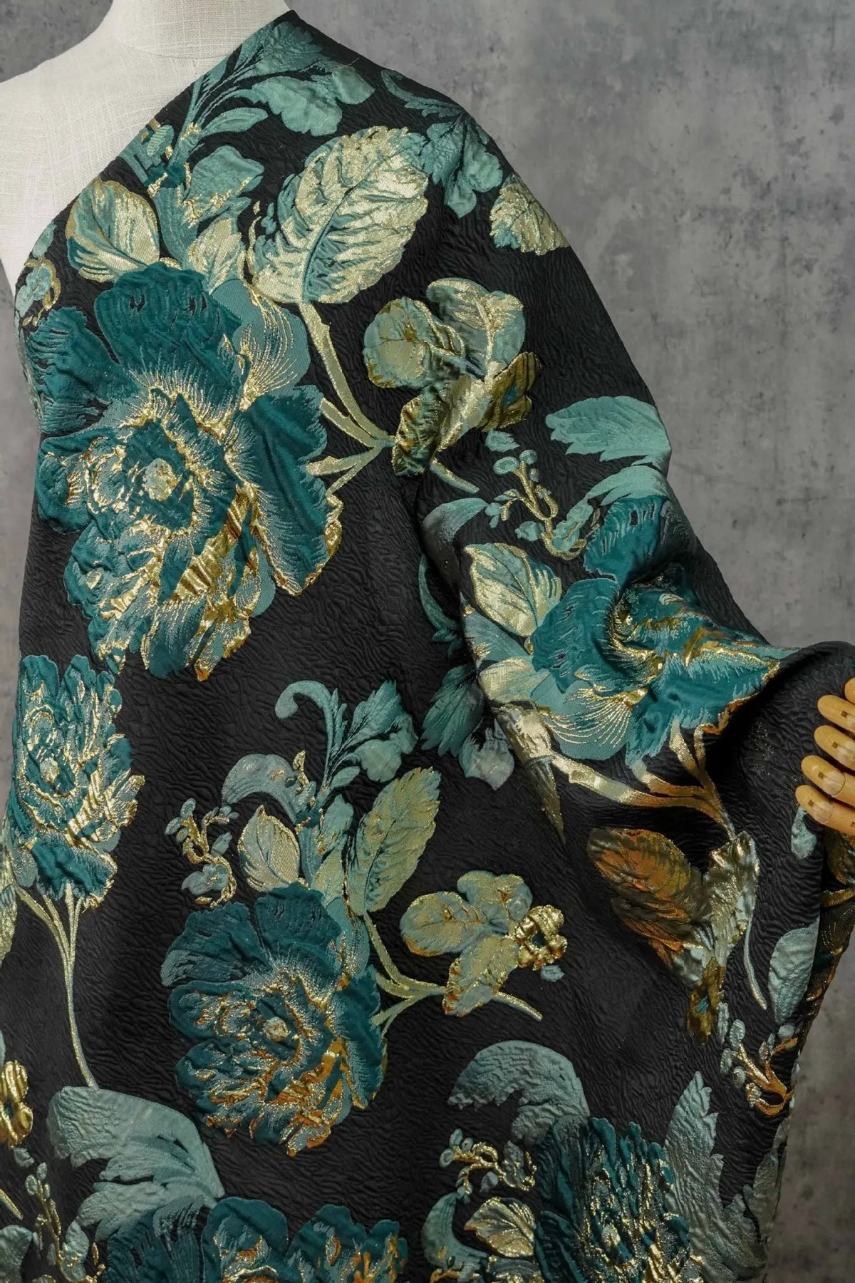 tissu polyester floral brodé noir bleu doré classique élégant résistant 140cm large