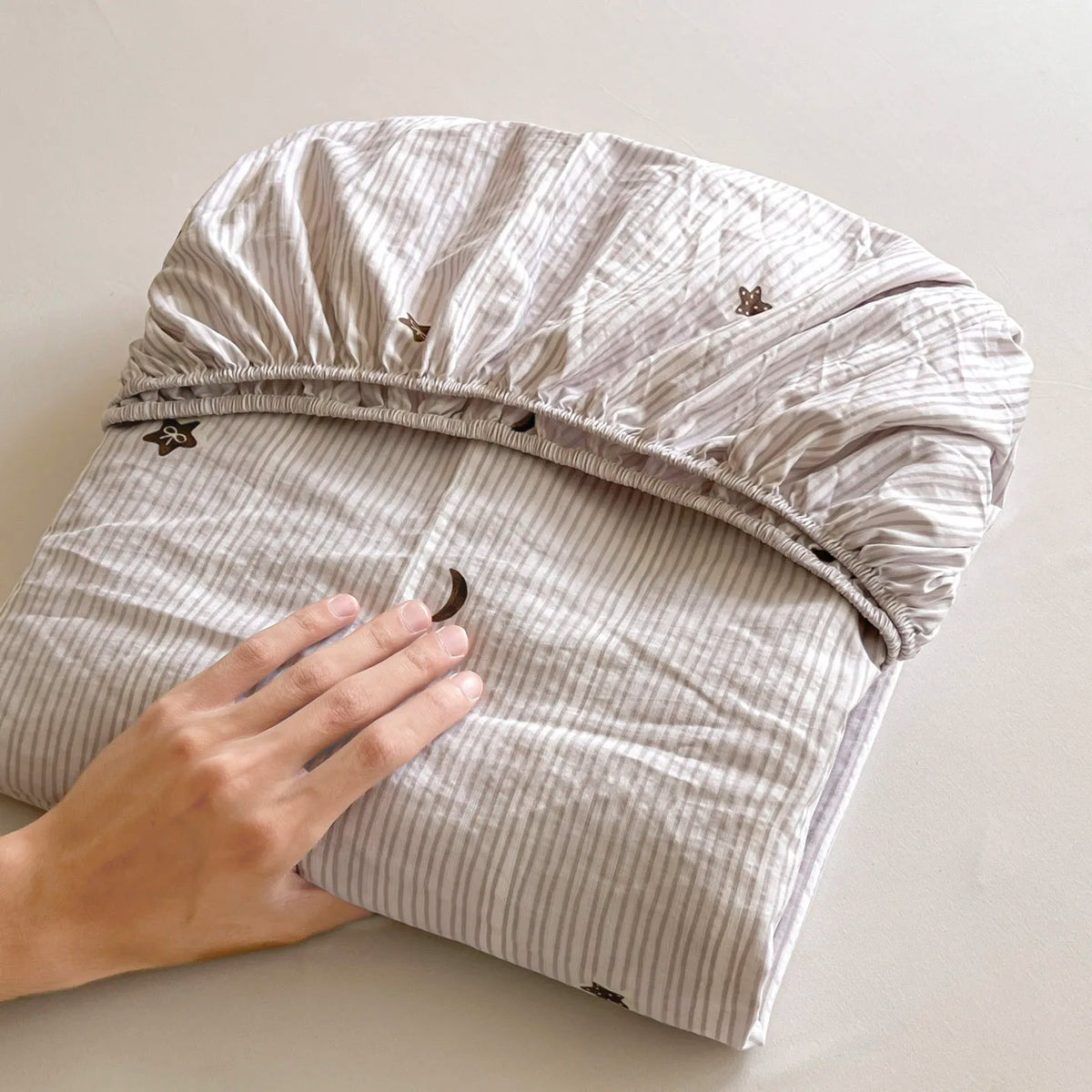 draps lit rayés gris moderne élastique coton polyester adultes housse lit coussins tasse plateau