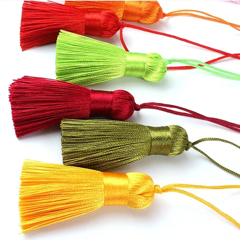 pompons polyester couleur variée 5cm longueur 18cm décoration artisanale rideaux couture pièces