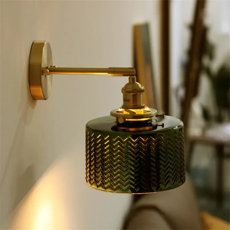 Détail de l'abat-jour en verre vert de l'applique murale