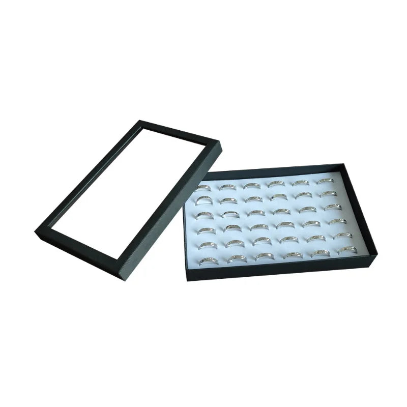 présentoir bijoux moderne boîte transparente 21.5cm 13.7cm 3.2cm alvéoles rectangulaires plusieurs bagues noires argentées