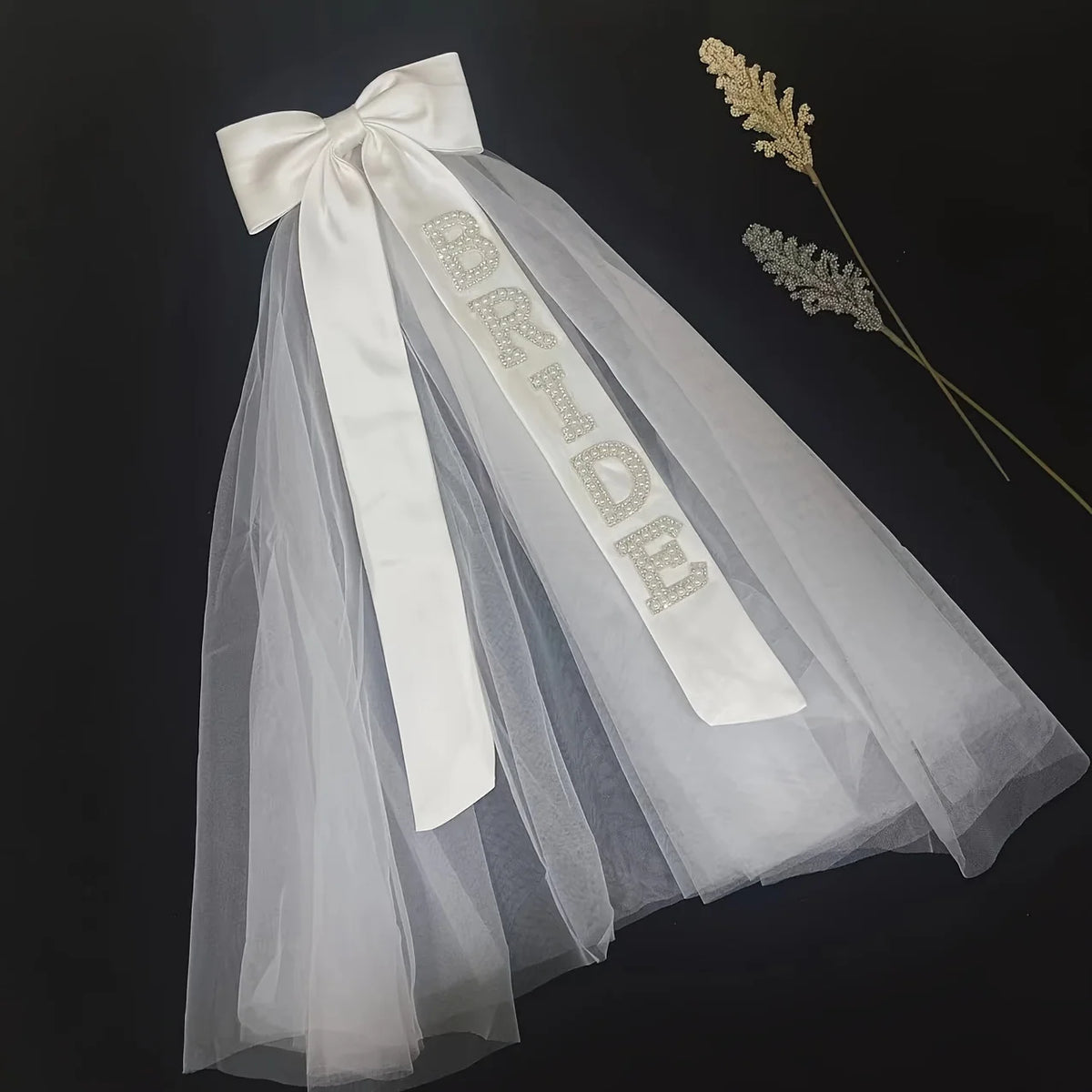 ruban satiné tulle transparent lettres dorées mariage classique fixations cheveux blanc élégant romantique bride
