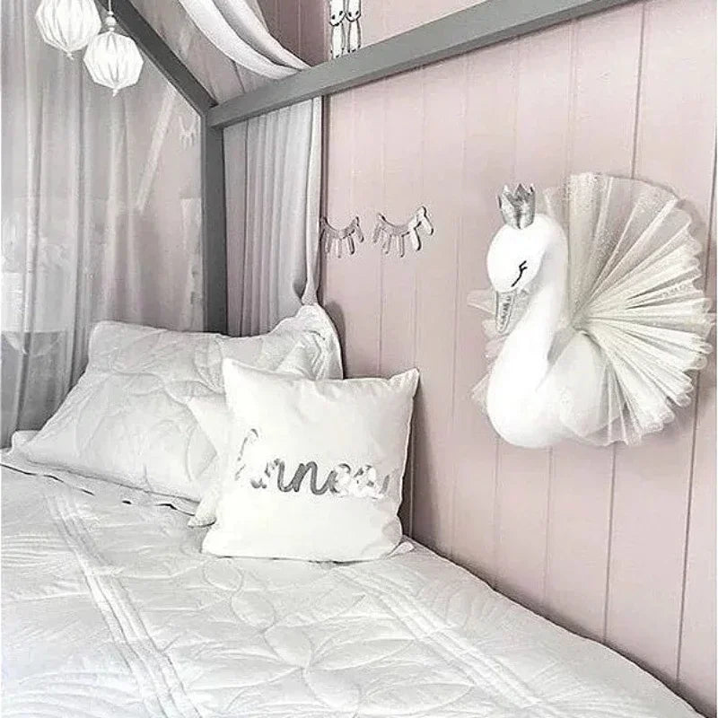 décoration murale statue cygne blanc rose plumes tulle couronne dorée adhésif chambre enfant