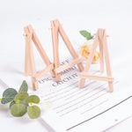 Présentoir en bois avec carte de nom sur table de fête décorée