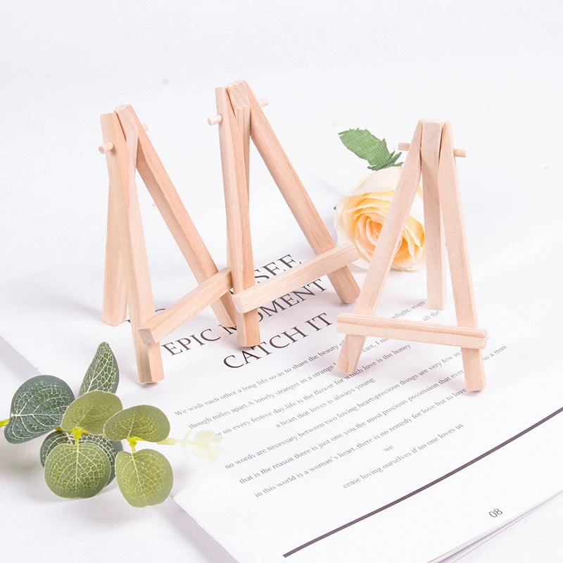 Présentoir en bois avec carte de nom sur table de fête décorée