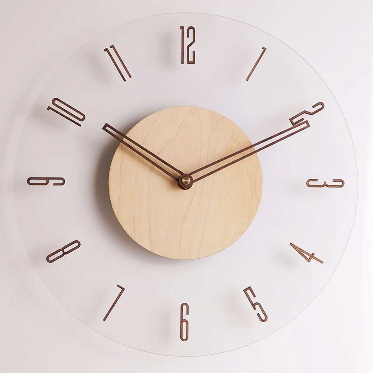 horloge murale moderne minimaliste aiguille acrylique transparente bois clair blanc marron