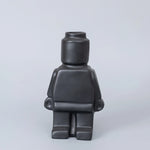 vase moderne figurine lego noir blanc vert fleurs eucalyptus branches cônes pins ludique décoration