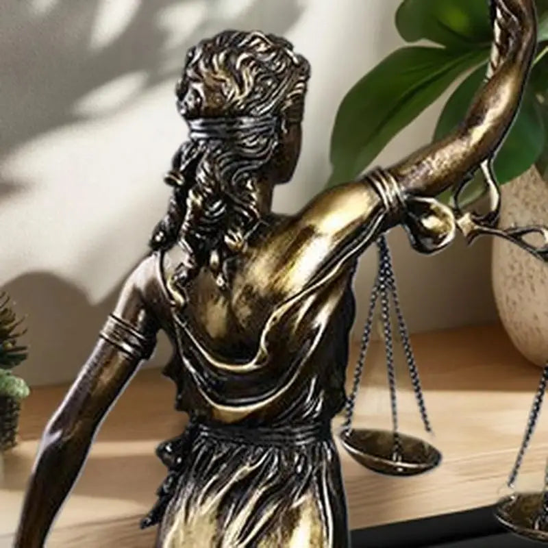 statue justice métal bronze détails sculpturaux balance épée décoration intérieure classique européenne