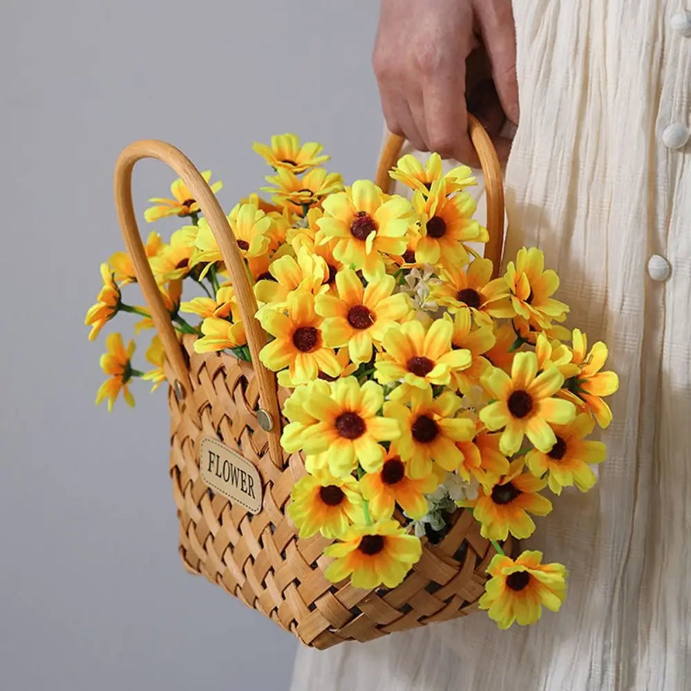 Panier en osier noir utilisé comme cache pot avec plantes vertes
