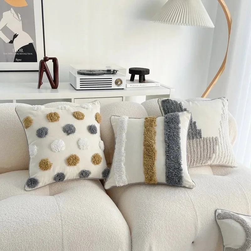 taies d'oreiller géométriques brodées contemporaines beige gris blanc pompons respectueux environnement