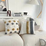 taies d'oreiller géométriques brodées contemporaines beige gris blanc pompons respectueux environnement