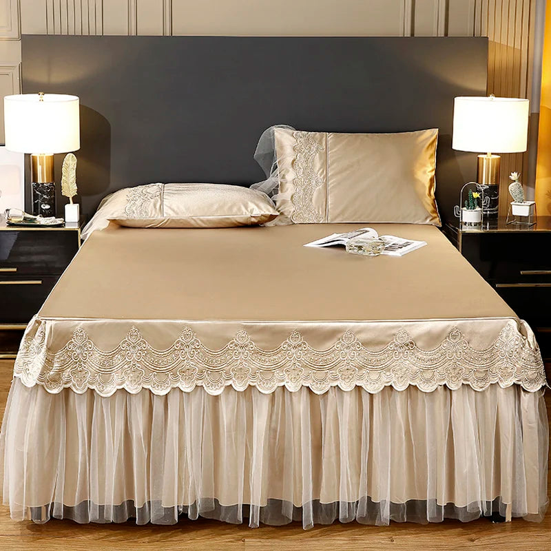drap lit beige clair broderie fine satiné élégant oreillers taies assorties