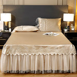 drap lit beige clair broderie fine satiné élégant oreillers taies assorties