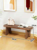 Banc bois marron clair texture naturelle moderne salon tabouret sac main livre ouvert decoration