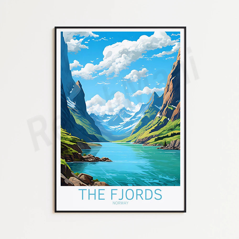 Paysage de fjords norvégiens avec montagnes et lacs turquoise sous un ciel nuageux.