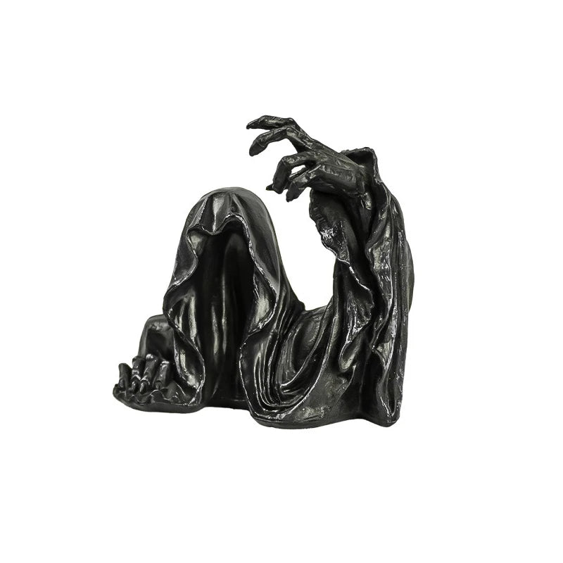 statue gothique personnage cape sombre décoration intérieure macabre noir gris foncé plissée froissée erotique
