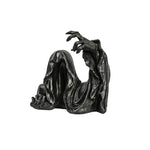 statue gothique personnage cape sombre décoration intérieure macabre noir gris foncé plissée froissée erotique