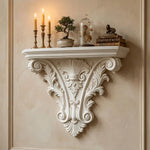 étagère murale décorative noire blanche supports sculptés chandelles bougeoirs vases fleurs petits éléments ornementaux
