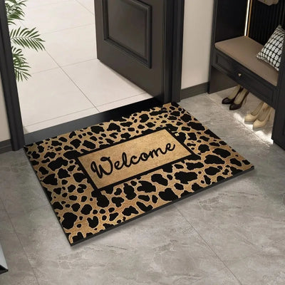 Paillasson léopard imprimé devant une porte d'entrée