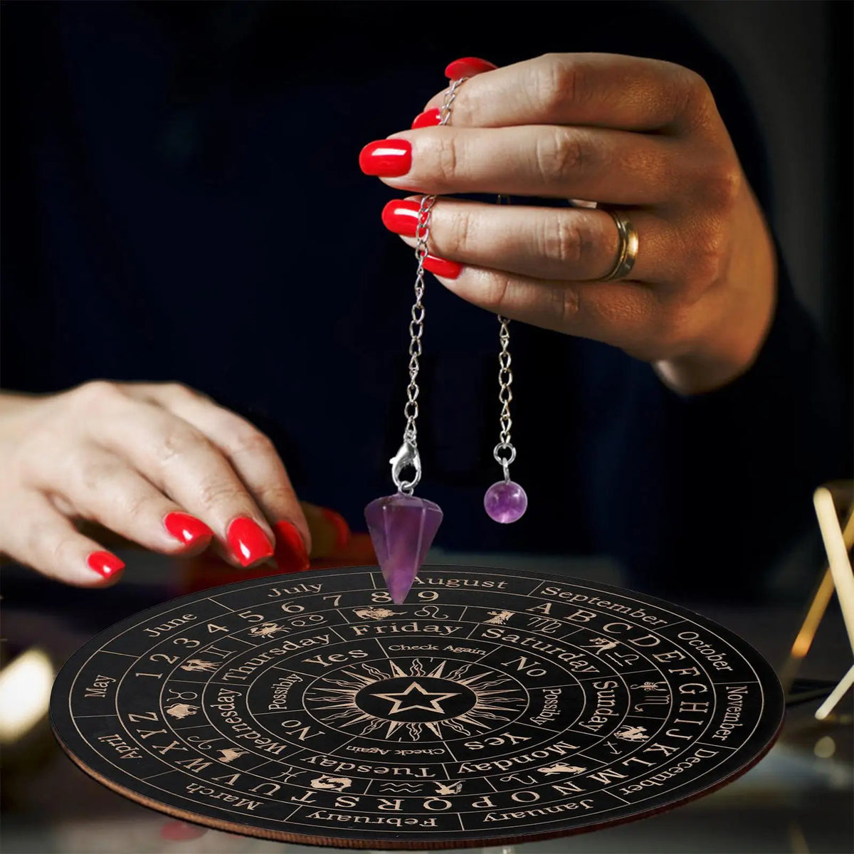 tableau divinatoire pendule violet planchechette motifs astrologiques tarot bougies noires mystique ésotérique
