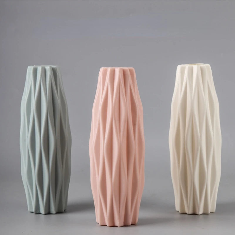 vase moderne plastique rose blanc motifs ondulés décoration florale artificielle table minimaliste