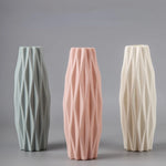 vase moderne plastique rose blanc motifs ondulés décoration florale artificielle table minimaliste