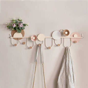 patère murale moderne multi crochet blanc rose pâle beige clair vis fixations sacs accessoires
